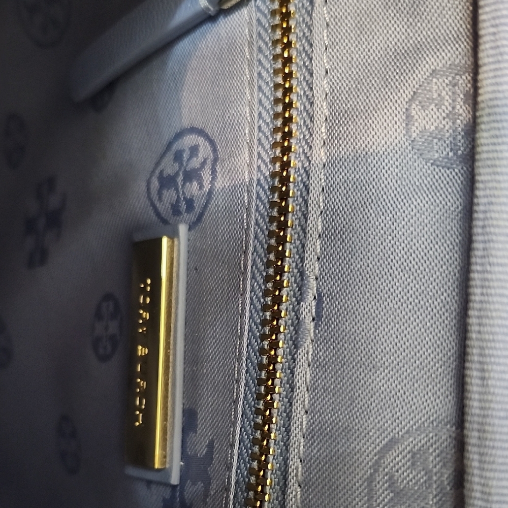 Tory Burch Quilted Crossbody Bag in Periwinkle Blue with Gold Chain - Picture 11 of 15